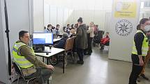 Každý den navštěvuje brněnské Krajské asistenční centrum pomoci přes tisíc Ukrajinců. Vyřídí si zde nejdůležitější dokumenty a dozví se, co dělat dál.