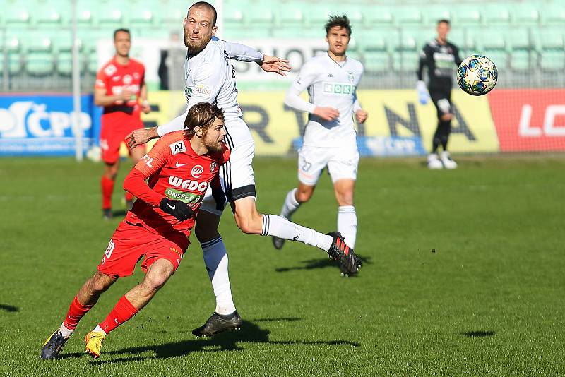 Fotbalisté Zbrojovky Brno (v červeném) remizovali na hřišti Karviné 1:1.