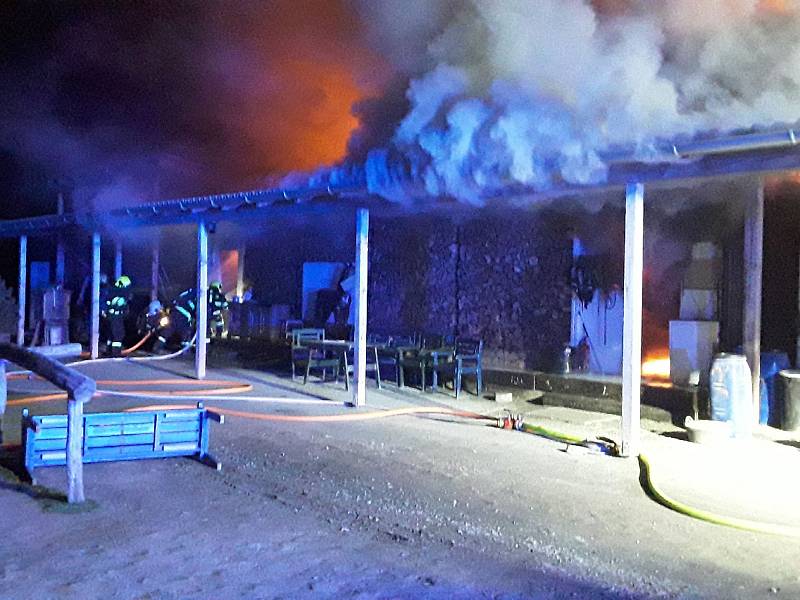 Požár sedlovny a klubovny v Neslovicích likvidovali v pondělí večer jihomoravští hasiči.