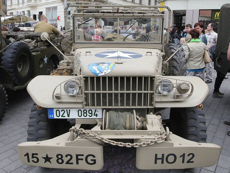 Lidé si prohlédli například historická vojenská auta nebo si vyplnili korespondenční lístek v polní poště Rudé armády. Atmosféru doplňovala stylová swingová kapela.