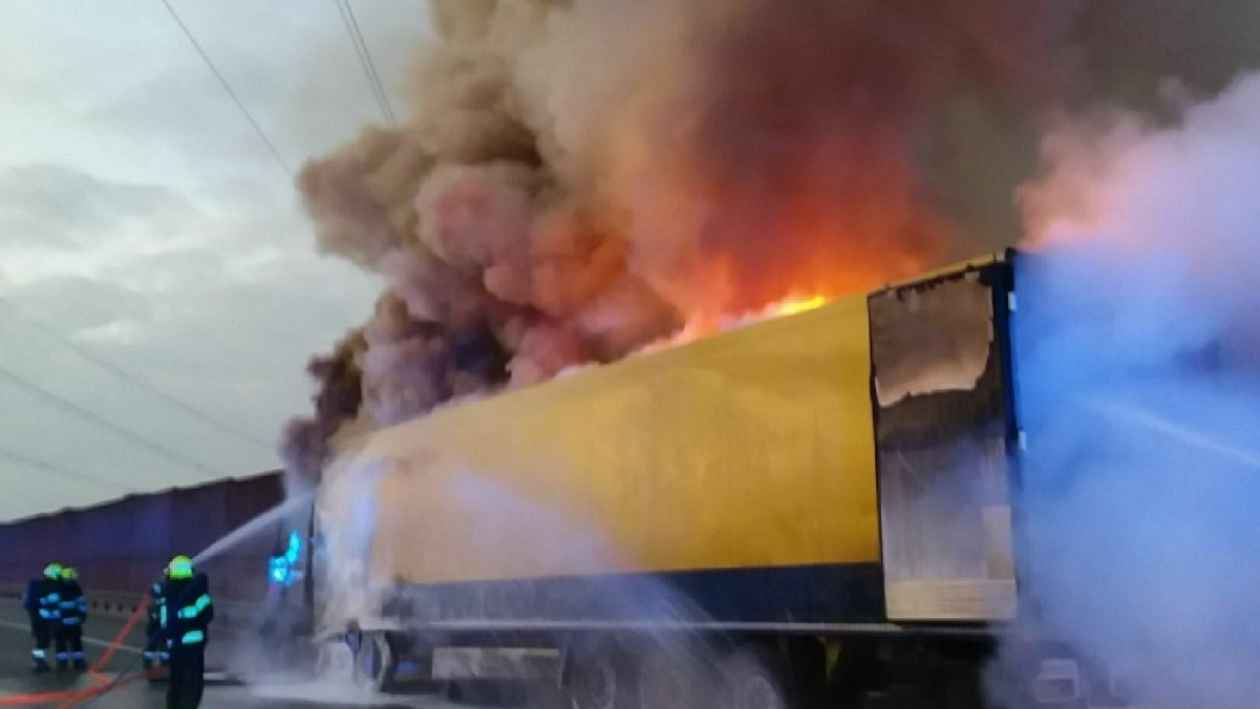 Na D1 u Ostrovačic hořel kamion s banány, dálnice na Brno je neprůjezdná