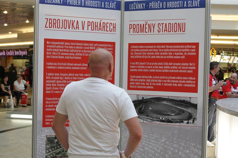 Historii i budoucnost fotbalového stadionu Za Lužánkami zkoumají od čtvrtka návštěvníci obchodního domu Vaňkovka.