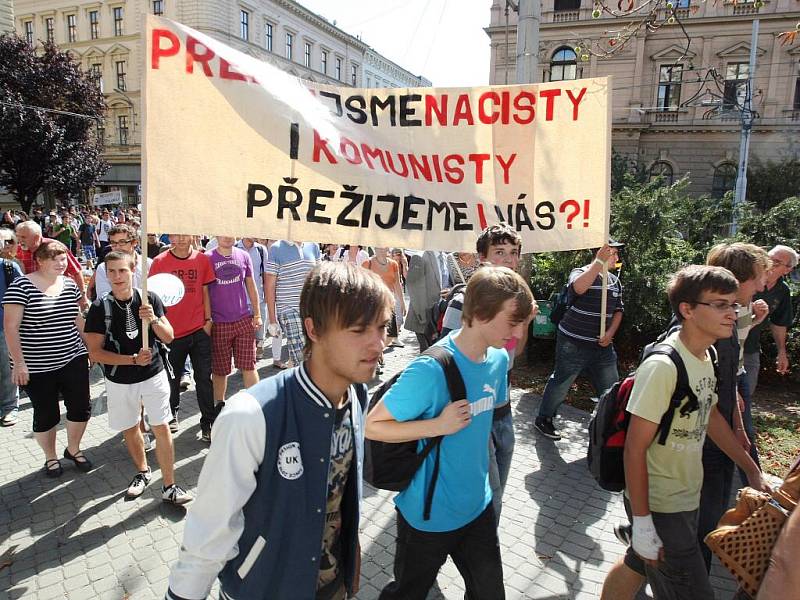 Studenti v Brně vyšli do ulic bojovat proti slučování škol.