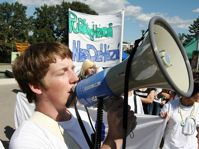 Studenti v Brně vyšli do ulic bojovat proti slučování škol.