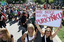 Studenti v Brně vyšli do ulic bojovat proti slučování škol.