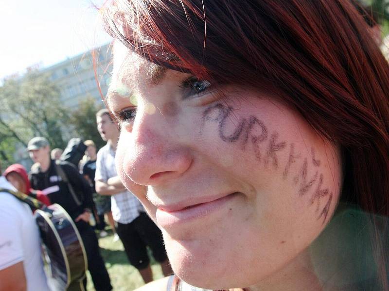 Studenti v Brně vyšli do ulic bojovat proti slučování škol.