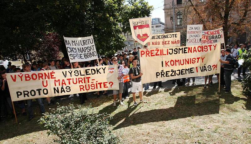 Studenti v Brně vyšli do ulic bojovat proti slučování škol.