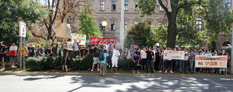 Studenti v Brně vyšli do ulic bojovat proti slučování škol.