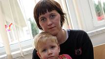 Lenka Hajdová s dvouletou dcerou Barborou čekají na ošetření na chirurgické ambulanci v brněnské Dětské nemocnici.