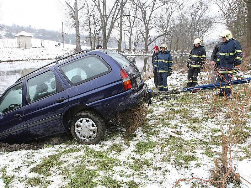 Auto, které v Ivančicích na Brněnsku spadlo do řeky, vytahovali hasiči i policejní potápěči.