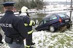 Auto, které v Ivančicích na Brněnsku spadlo do řeky, vytahovali hasiči i policejní potápěči.