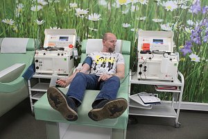 Do brněnské pobočky centra sanaplasma chodí Radim Slavík darovat plazmu pravidelně skoro šestnáct let. Již absolvoval rekordní 367. odběr. Celkem už odevzdal 320 litrů krevní plazmy.