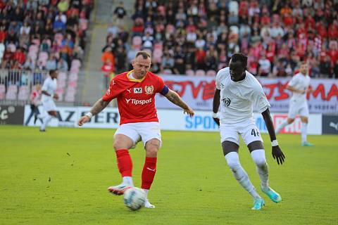 Vyškovští fotbalisté (v bílém) ovládli derby na hřišti Zbrojovky 1:0 po gólu z první půle.