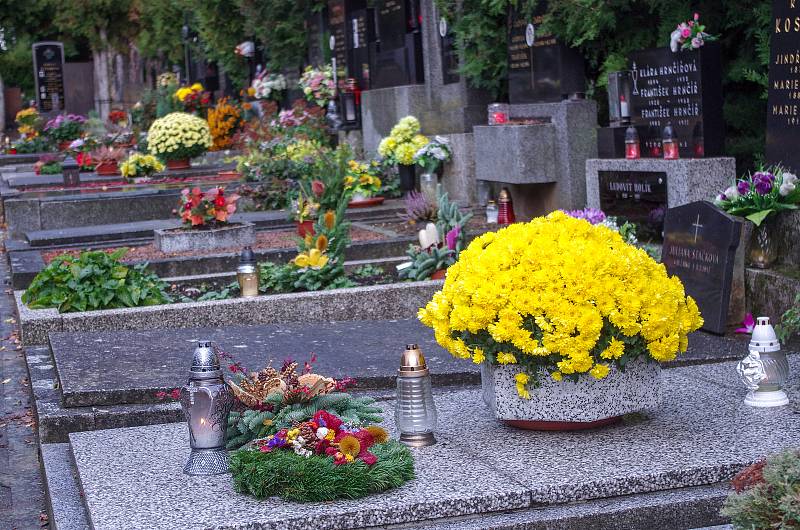 Na znojemském hlavním hřbitově již v pátek odpoledne ležela na mnoha hrobech čerstvá výzdoba a blikaly svíčky. Další desítky lidí přicházely do rozlehlého hřbitova navštívit a upravit místa posledního odpočinku svých blízkých.