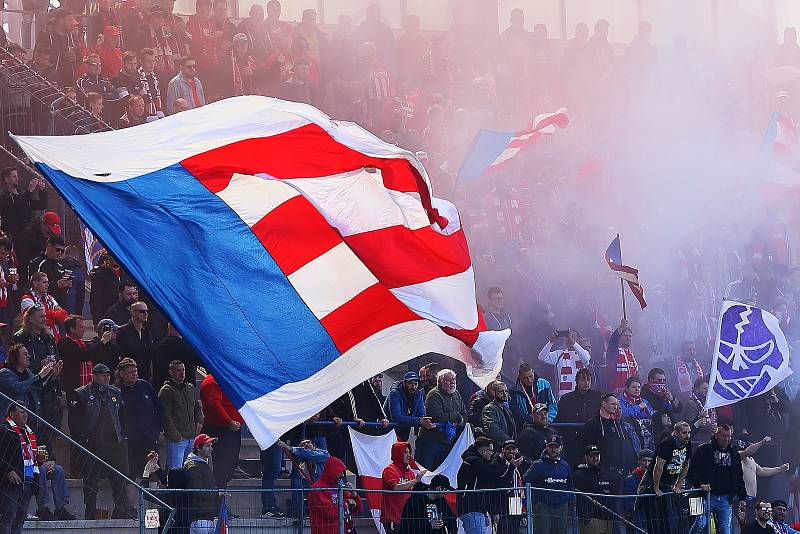 Fotbalisté Vyškova (v bílém) prohráli s vedoucí Zbrojovkou Brno na svém stadionu v Drnovicích 0:2.