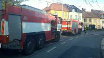 Šest jednotek hasičů zaměstnal ve čtvrtek večer požár budovy v Rybnické ulici v brněnském Novém Lískovci.