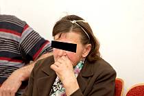 Devětašedesátiletá žena z Blanenska obžalovaná z neposkytnutí pomoci vytáhla při soudním líčení nůž ze své kabelky.
