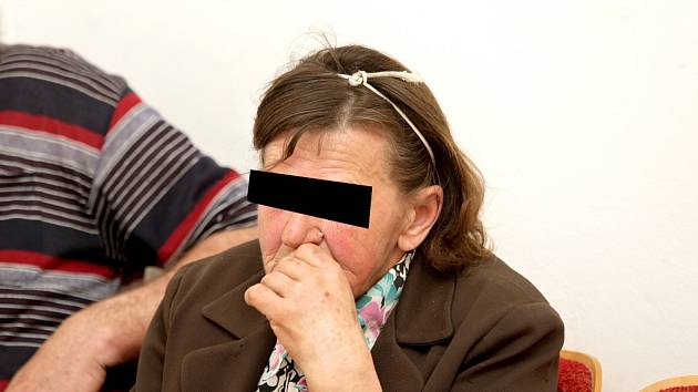 Devětašedesátiletá žena z Blanenska obžalovaná z neposkytnutí pomoci vytáhla při soudním líčení nůž ze své kabelky.