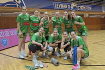 Basketbalistky KP TANY Brno (na snímku v zelených dresech) se naladily na vstup do EuroCupu sobotní výhrou v Chomutově.