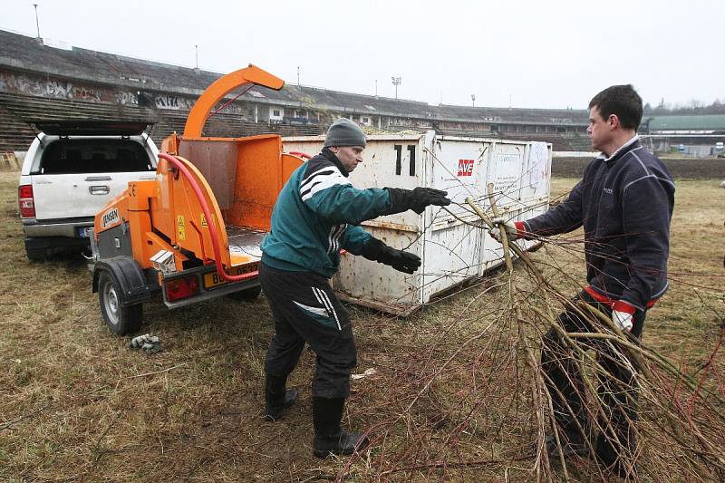 Mlha, déšť, bláto a vítr. Tak vypadá nedělní dopoledne v Brně. Nic z toho však neodradí skalní fanoušky brněnského fotbalového klubu Zbrojovka, aby přišli a přiložili ruku k dílu. Společnými silami se totiž snaží opravit legendární stadion Za Lužánkami.