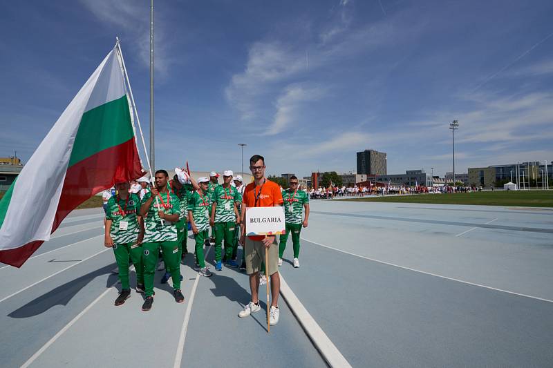 Letní evropské hry handicapované mládeže Emil Open začaly ve středu slavnostním zahajovacím ceremoniálem, na němž nechyběl průvod vlajkonošů, pochod bubeníků centrem Brna ani tradiční benefiční show Jana Krause Z očí do očí.