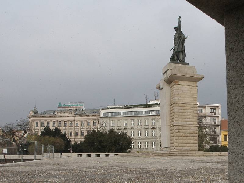 Zrekonstruovaný park na Moravském náměstí a u Janáčkova divadla.