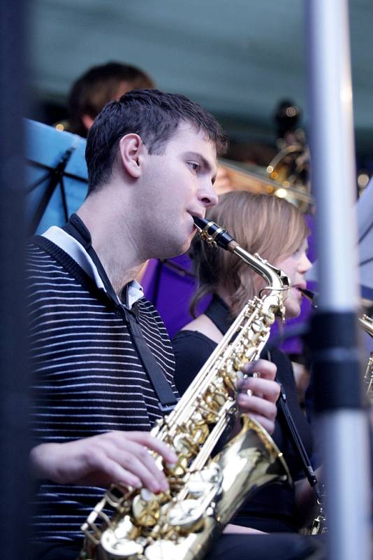 Taneční orchestr studentů Masarykovy univerzity rozezněl kavárnu Pod obrazy v Brně.