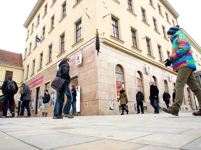 Křižovatka Joštovy a České ulice má svůj název i v hantecu. Jako místo srazů slouží přes sto let. Hodiny na nároží ulic vystřídaly neonového medvídka až v osmdesátých letech. 