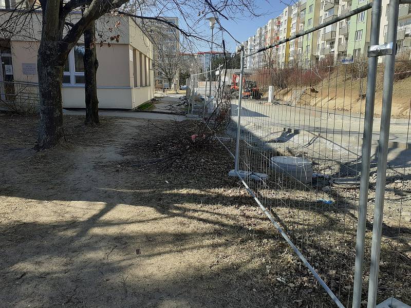 V Synkově ulici v brněnské Líšni stále chybí chodník. Lidé musí využít provizorní cestu po trávníku.