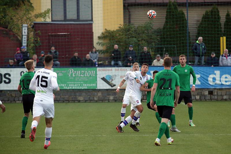 Líšeňští fotbalisté (v bílém) zdolali Příbram na domácím hřišti 4:1.