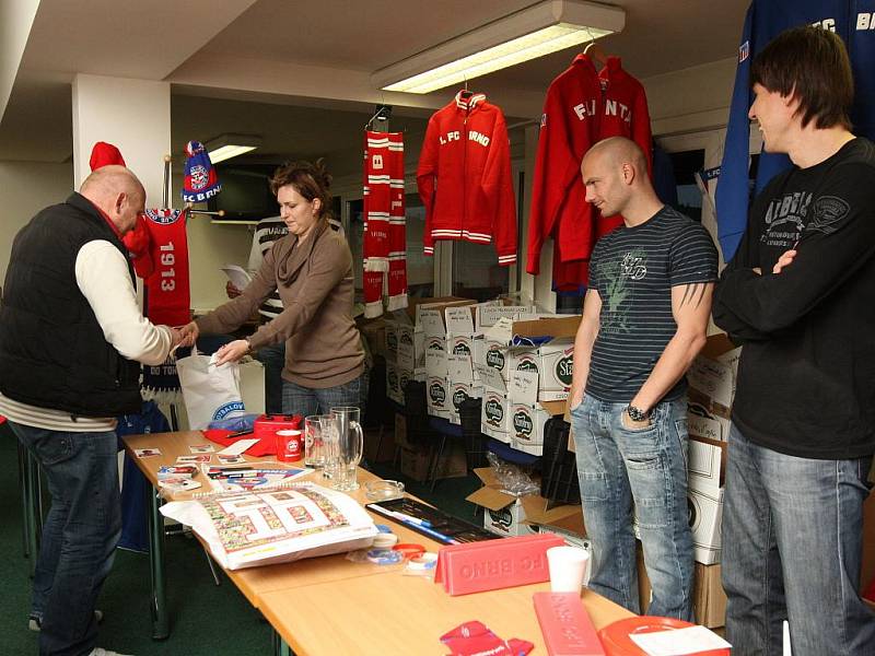 Fotbalisté 1. FC Brno ve středu prodávali předměty z fanshopu.