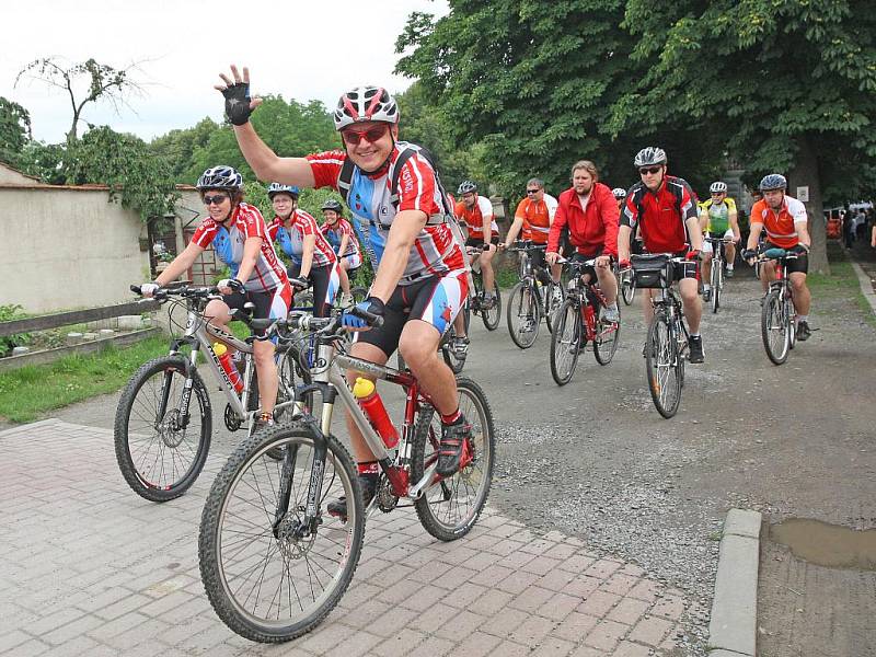 Na nádvoří oslavanského zámku se sešly desítky cyklistů, aby společně se známými sportovci vyrazili na takzvanou oranžovou jízdu.