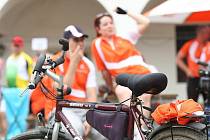 Na nádvoří oslavanského zámku se sešly desítky cyklistů, aby společně se známými sportovci vyrazili na takzvanou oranžovou jízdu.