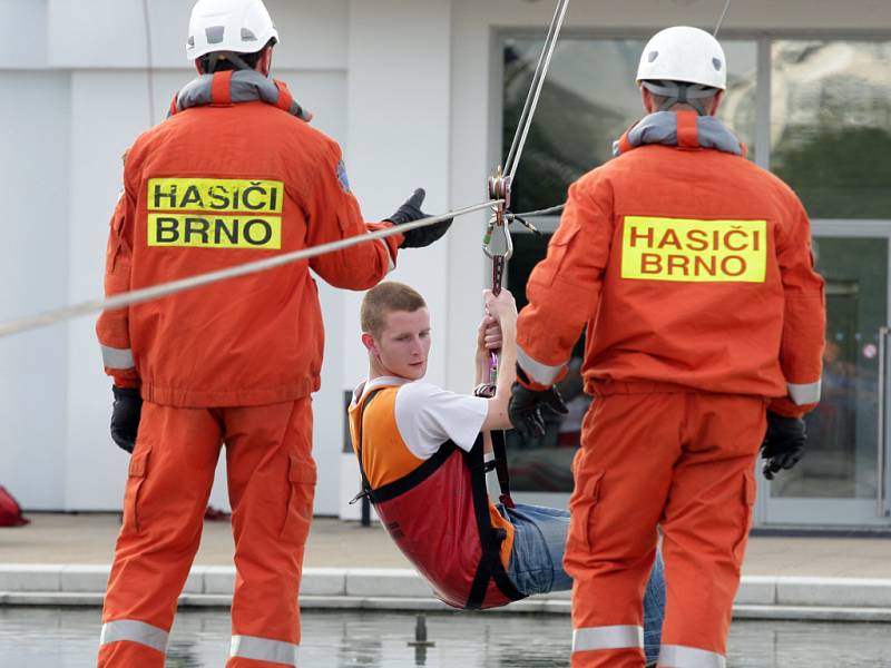 Hasiči nacvičují evakuaci věže na brněnském výstavišti.