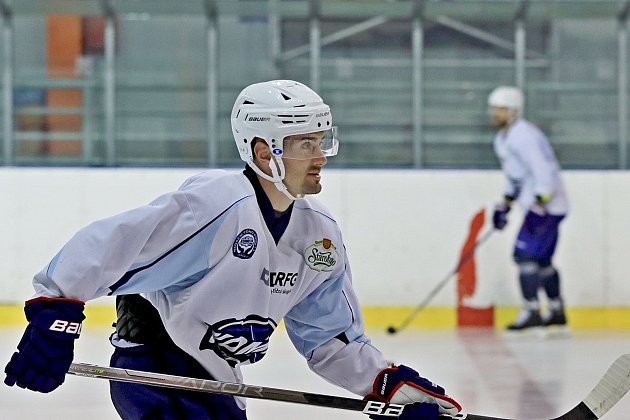 Hokejisté Komety se v úterý sešli k prvnímu tréninku na ledě před novou sezonu, nechyběla ani letní posila Jakub Flek.