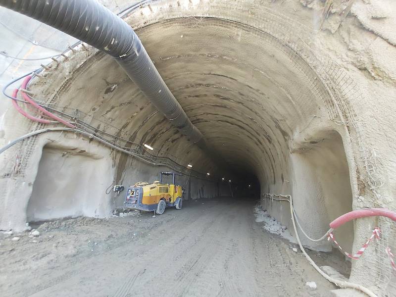 Stavbaři pracují na betonáži přesypané části tramvajového tunelu v Žabovřeské ulici.