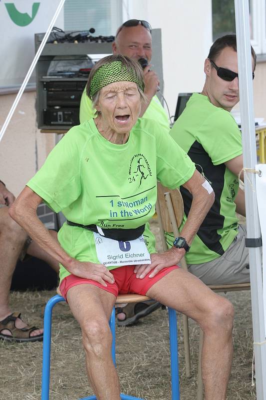 Moravský ultramaraton 2016. Při Bystřické etapě svůj dvoutisící maraton absolvovala legendární německá 75letá běžkyně Sigrid Eichnerová.