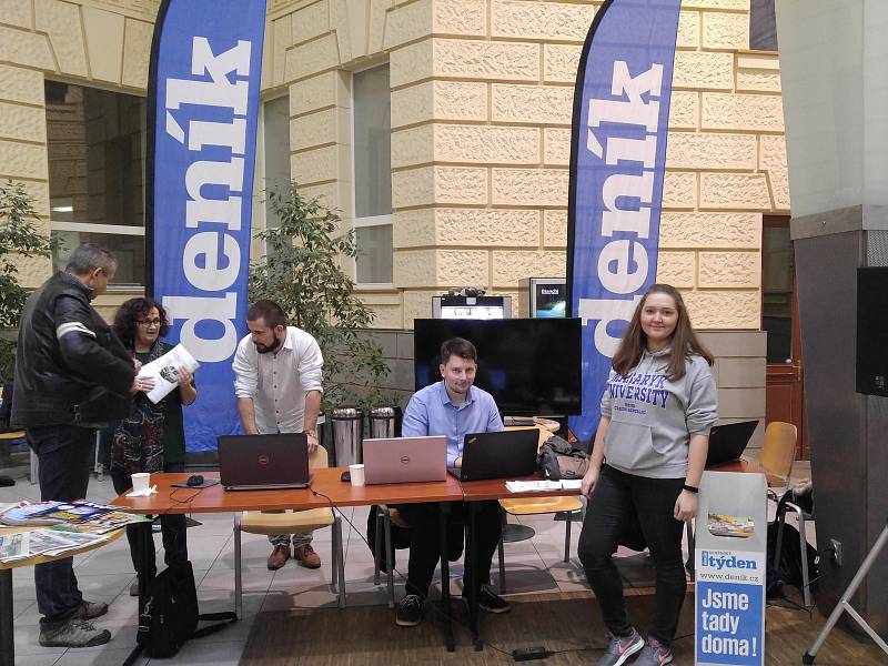 Tým Deníku na Multimediálním dni na Fakultě sociálních studií Masarykovy univerzity.