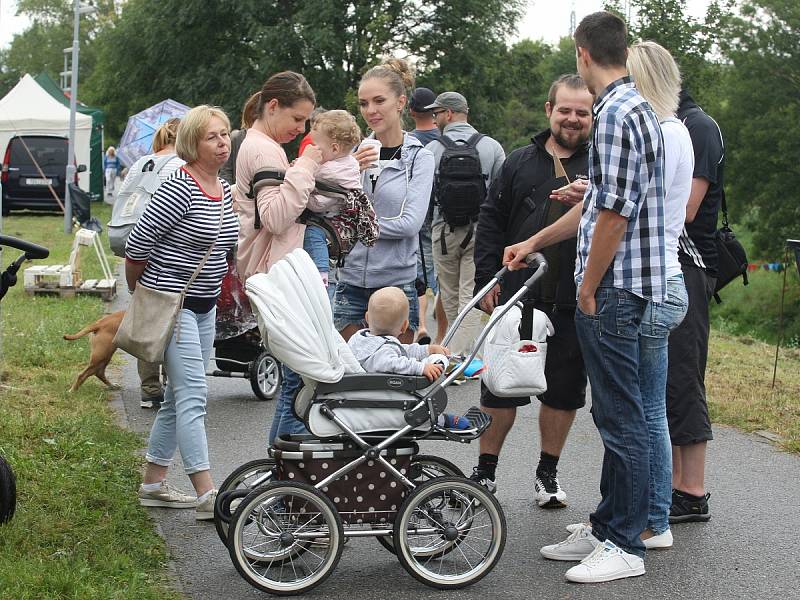 I přes déšť obsypali břeh řeky Svitavy diváci. Mladí, starší i rodiny s dětmi se přišli podívat na letošní ročník Neckyády, která byla součástí festivalu Překročme řeku.