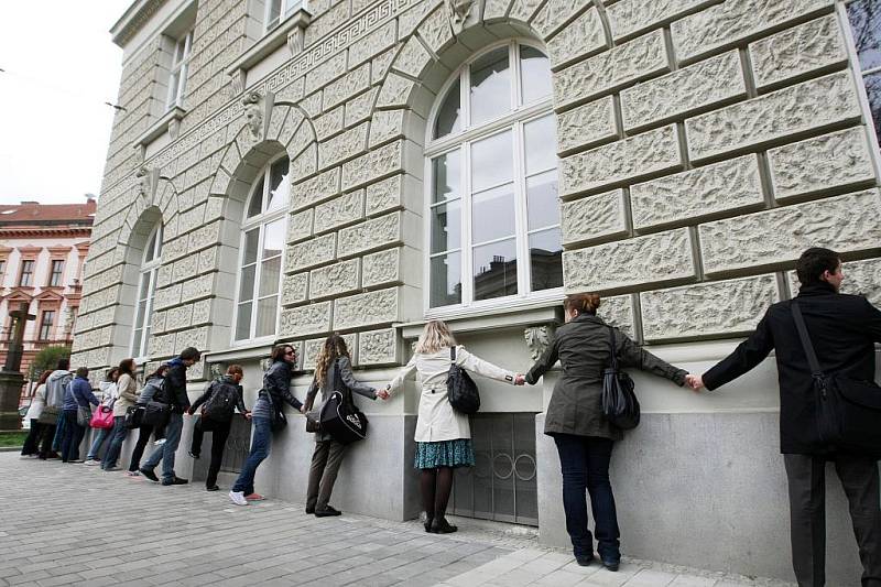 Studenti Fakulty sociálních studií v Brně se pokusili o rekord v objetí školy.