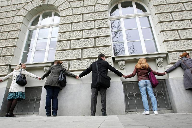 Studenti Fakulty sociálních studií v Brně se pokusili o rekord v objetí školy.