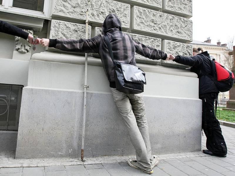 Studenti Fakulty sociálních studií v Brně se pokusili o rekord v objetí školy.