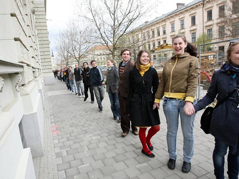 Studenti Fakulty sociálních studií v Brně se pokusili o rekord v objetí školy.