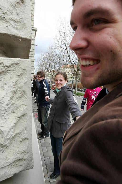 Studenti Fakulty sociálních studií v Brně se pokusili o rekord v objetí školy.