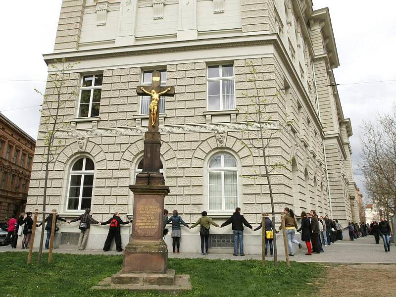 Studenti Fakulty sociálních studií v Brně se pokusili o rekord v objetí školy.