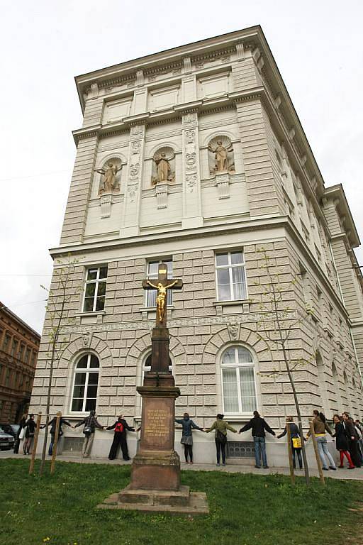 Studenti Fakulty sociálních studií v Brně se pokusili o rekord v objetí školy.