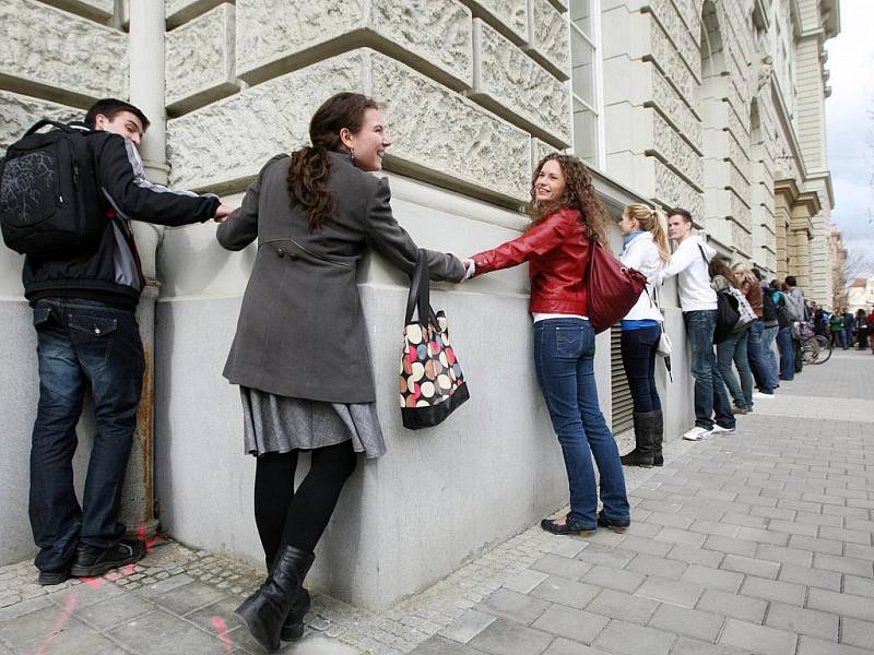 Studenti Fakulty sociálních studií v Brně se pokusili o rekord v objetí školy.