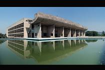 Komplex Kapitolu, jehož součástí jsou budovy státní správy, Národního shromáždění a Nejvyššího soudu, je mocenské i duchovní centrum indického státu Pandžáb. Jeho nové hlavní město Chandigarh navržené Le Corbusierem vzniklo tak jako Niemerova Brazílie.