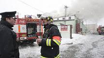 Osm jednotek hasičů muselo vyrazit do Moravan na Brněnsku. Hořela tam skladovací hala.