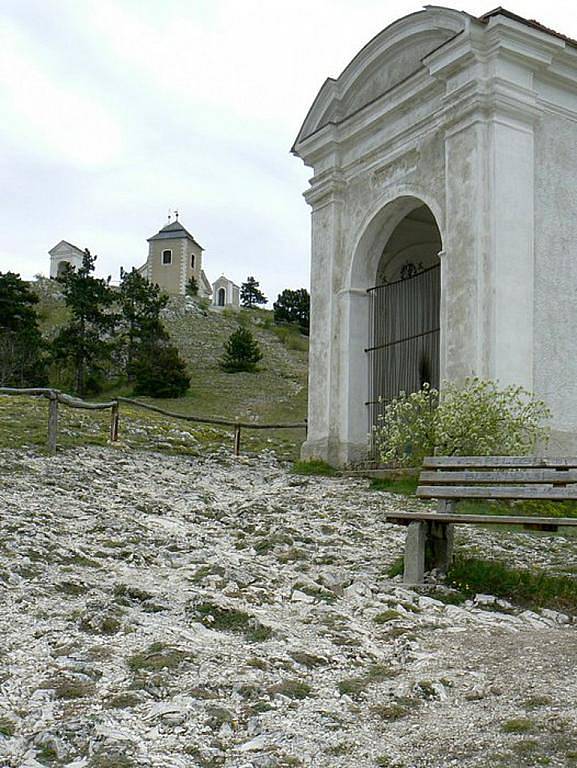 Křížová cesta obsahuje celkem 15 kapliček s motivy pašijových zastavení.